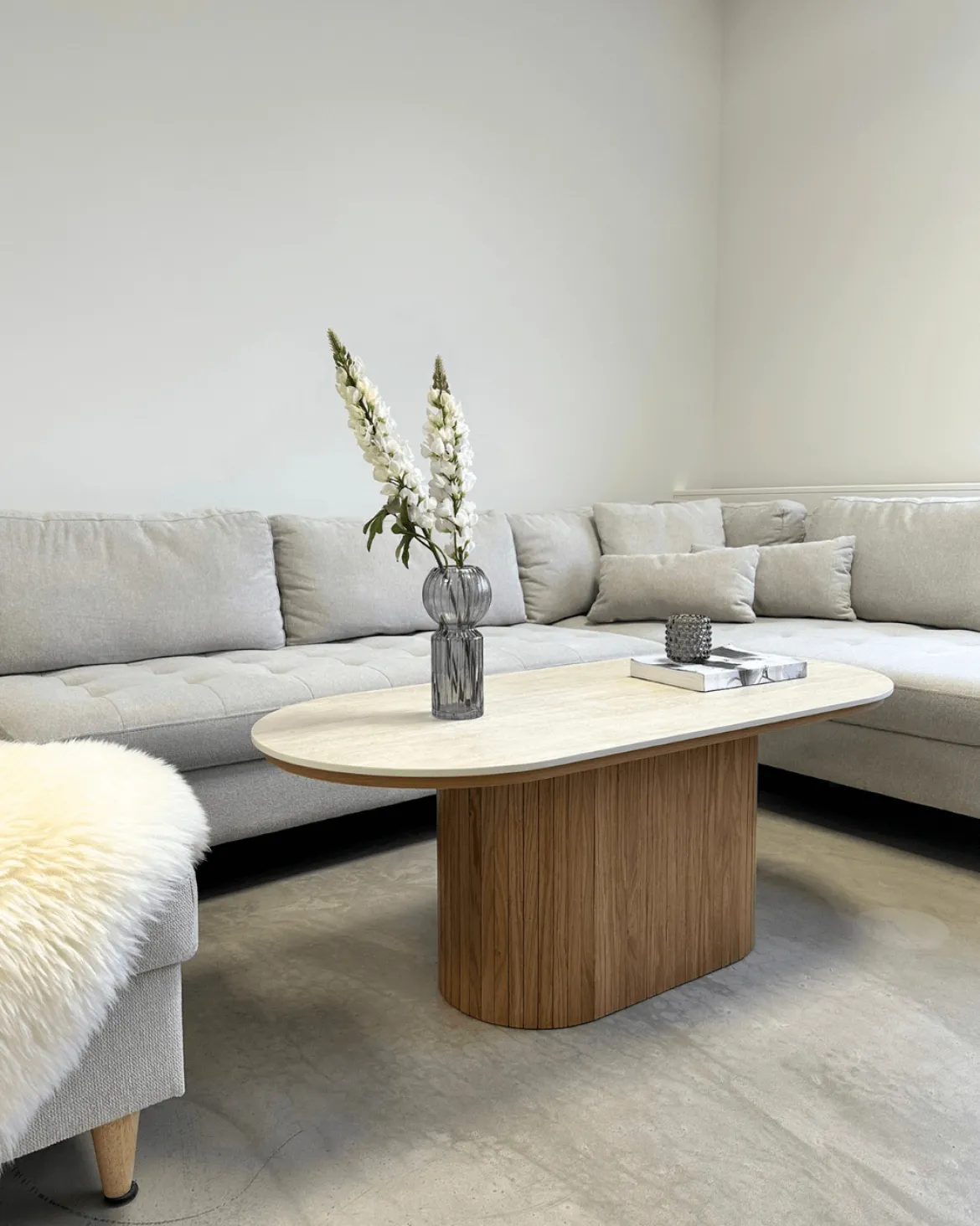 Bobby - Oval sofabord med lys beige stenbordplade og fod i eg 120x55x45 cm