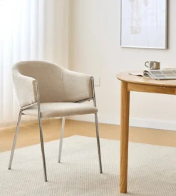 Carolina spisebordsstol i beige tekstil med chrome ben