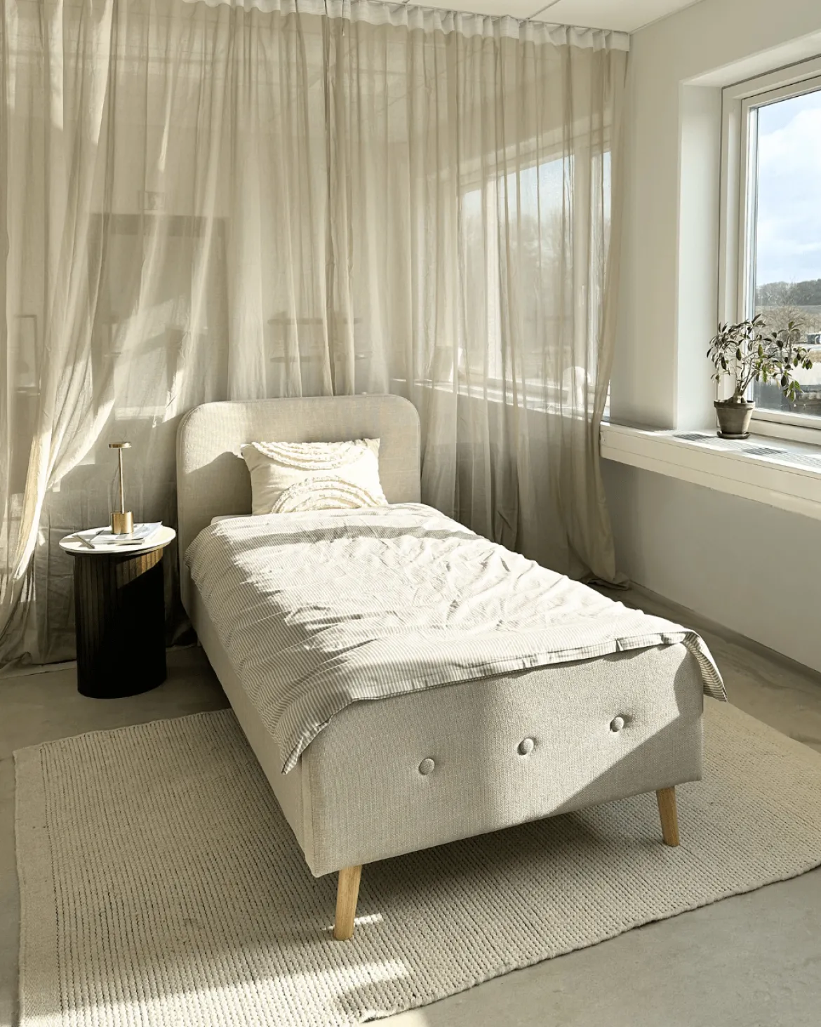 Christian seng i beige 90x200 cm inkl. sengelameller og madrasser