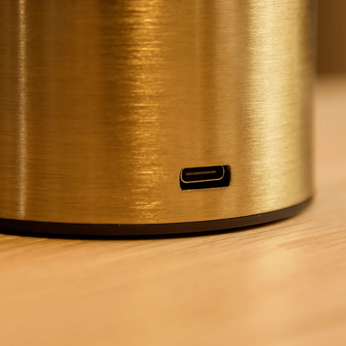 Elvis LED bordlampe guld