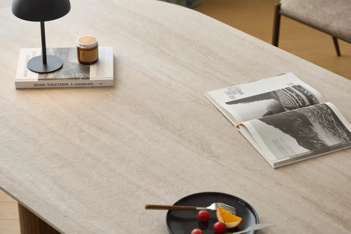 Enzo ovalt spisebord med stenbordplade i beige og lamelfod i røget eg 220x100x76 cm