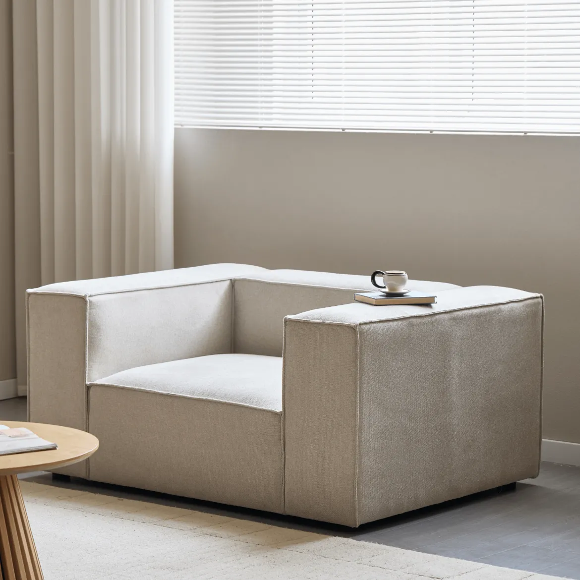 Hailey lænestol i beige L: 136 X D: 100 X H: 64 Cm