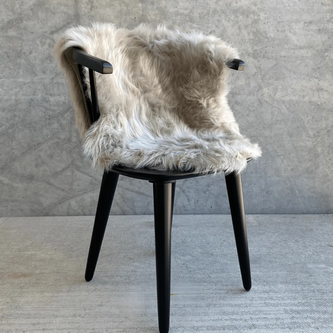 Imiteret langhåret lammeskind i Grå - 65x95 cm