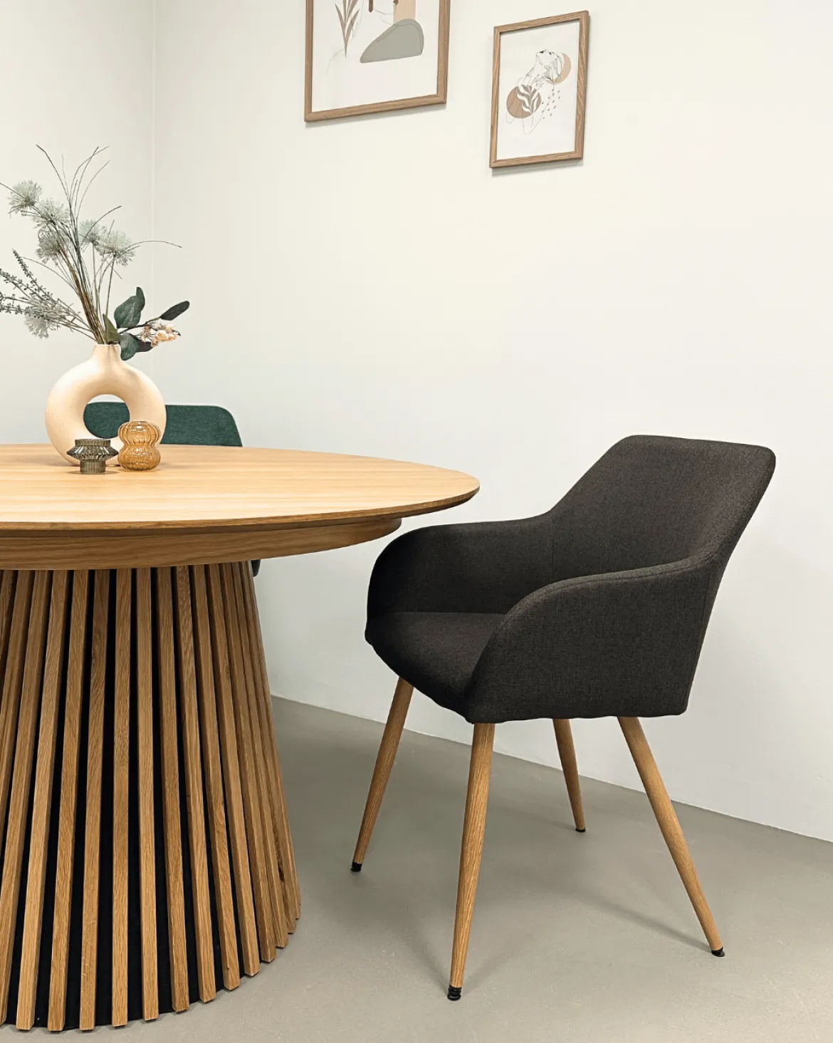 Jenna spisebordstol - brun tekstil med egelook