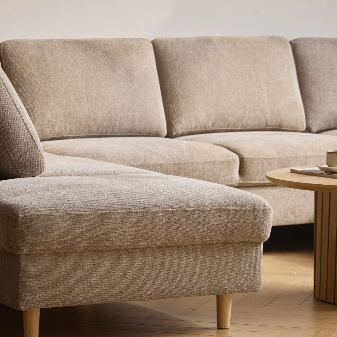 Jennifer højrevendt u-sofa i sand med chaiselong - L: 300 x D: 208 x H: 82 cm