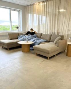 Jennifer venstrevendt u-sofa i sand med chaiselong - L: 300 x D: 208 x H: 82 cm