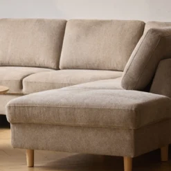 Jennifer venstrevendt u-sofa i sand med chaiselong - L: 300 x D: 208 x H: 82 cm