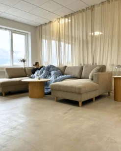 Jennifer venstrevendt u-sofa i sand med chaiselong - L: 300 x D: 208 x H: 82 cm