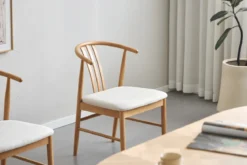 Lizzie spisebordsstol i bøg med polstret sæde i beige