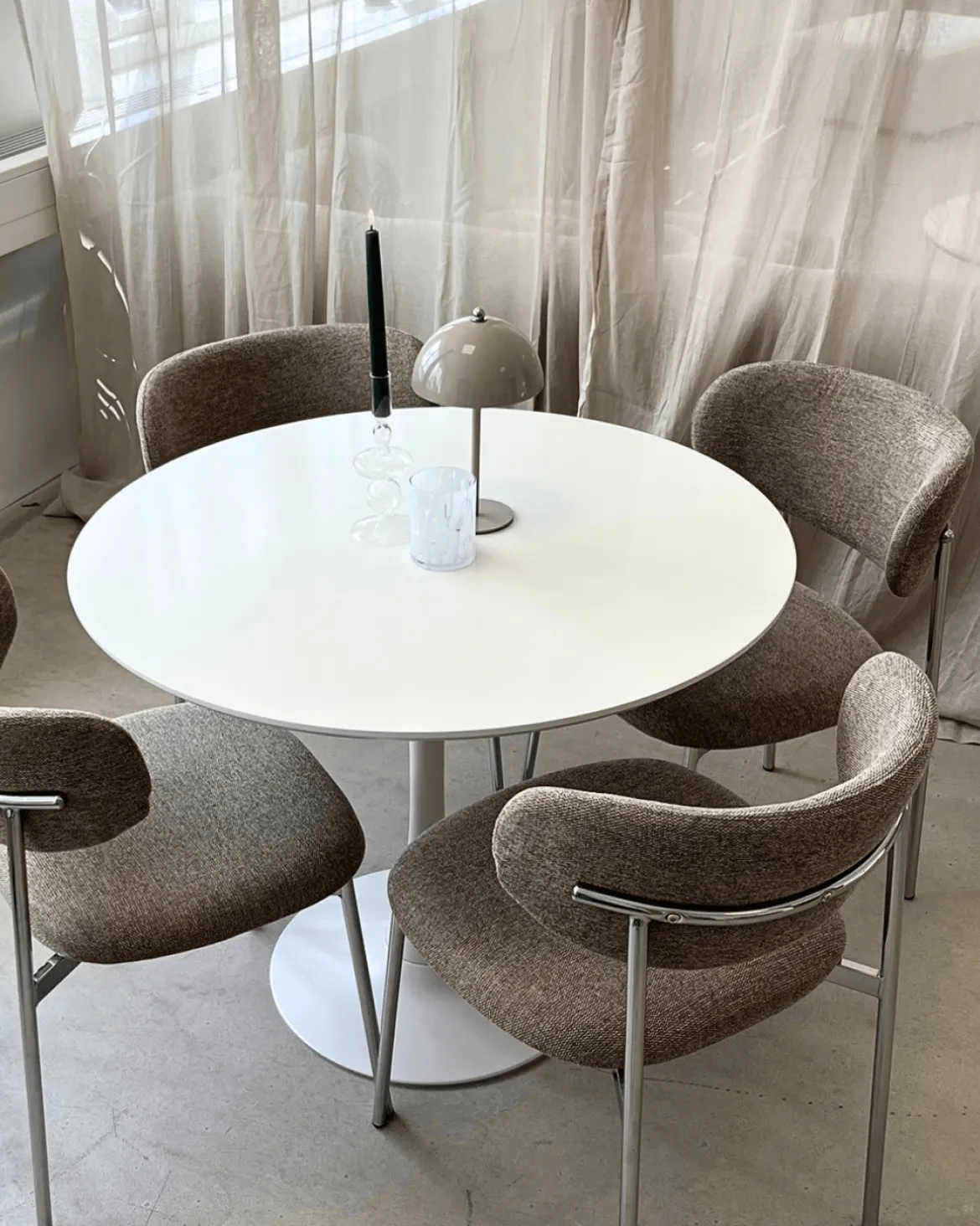 Lucinda spisebodsstol i chrome med sand tekstil