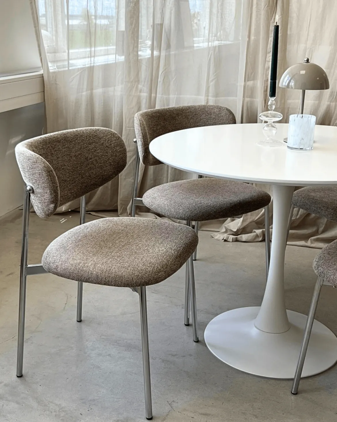Lucinda spisebodsstol i chrome med sand tekstil