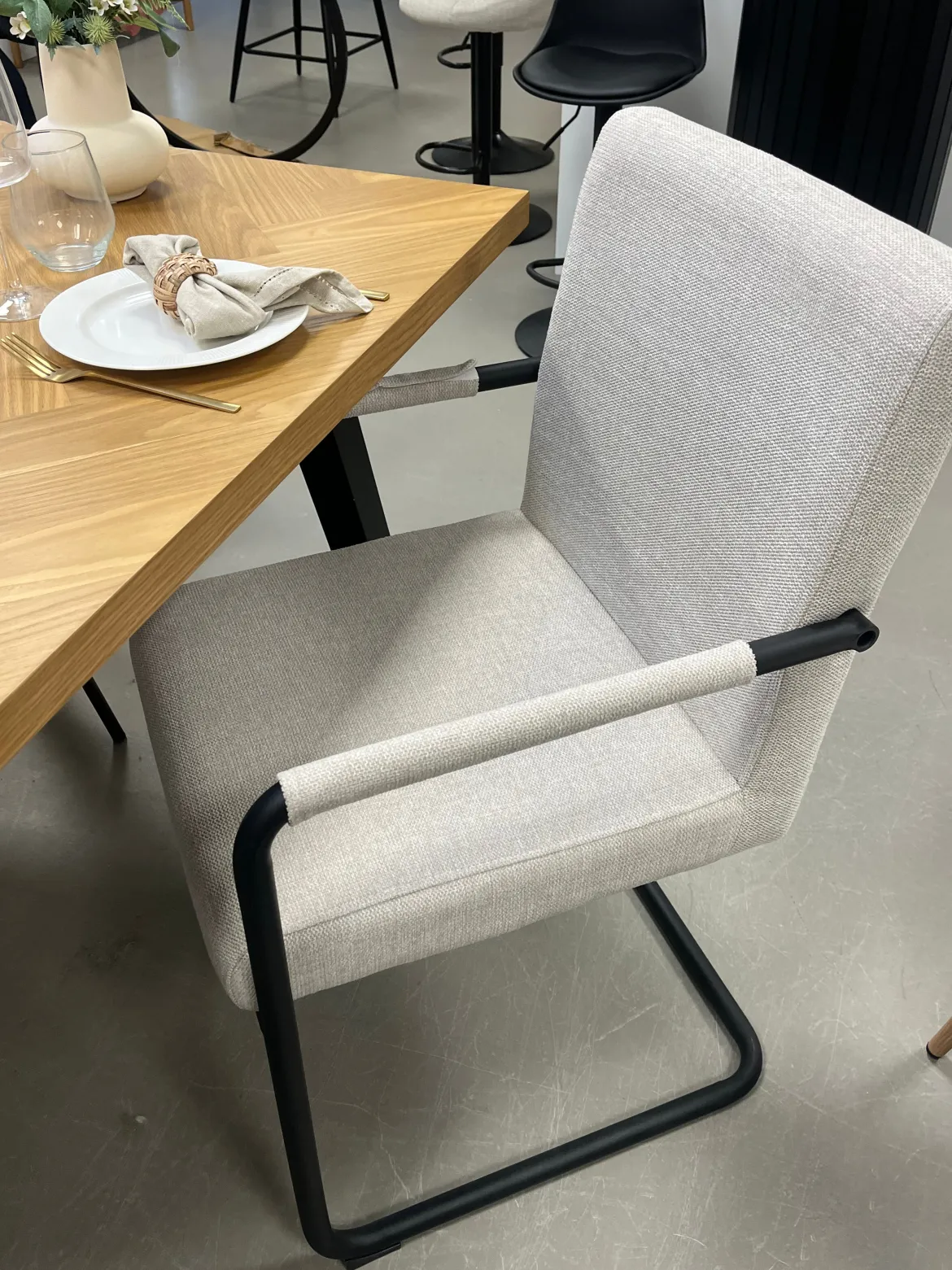Tessa spisebordsstol i beige tekstil